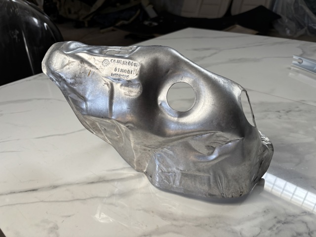 Кришка випускного колектора A2701420000 MERCEDES