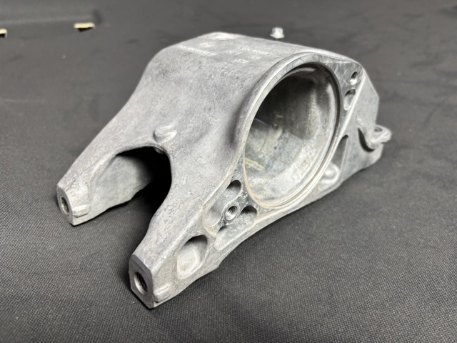 Подушка (опора) двигуна, права задня A2702230138 MERCEDES