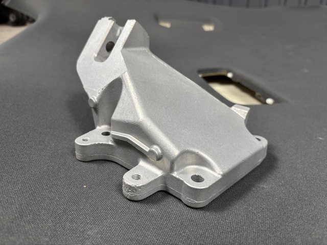 Кронштейн подушки (опори) двигуна, правої A2782234804 MERCEDES
