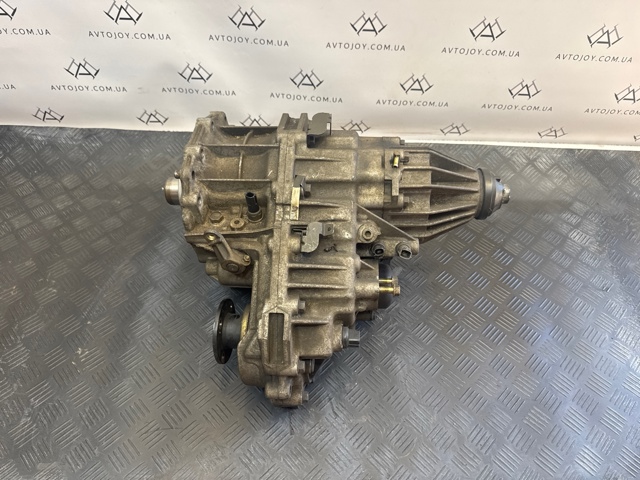 Роздавальна коробка 331007S110 NISSAN
