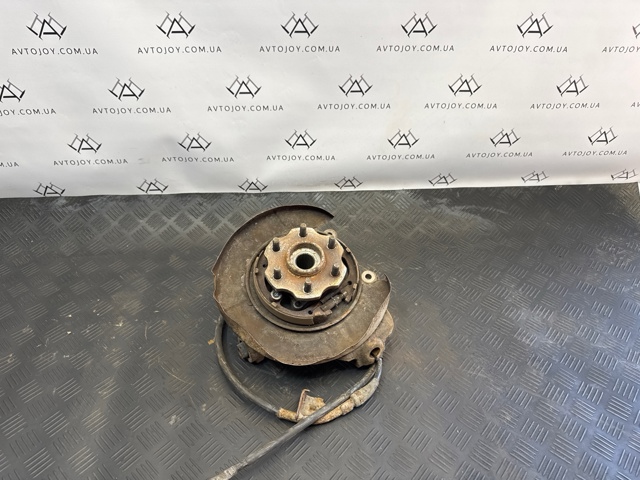 Кулак поворотний правий 43018EB300 NISSAN