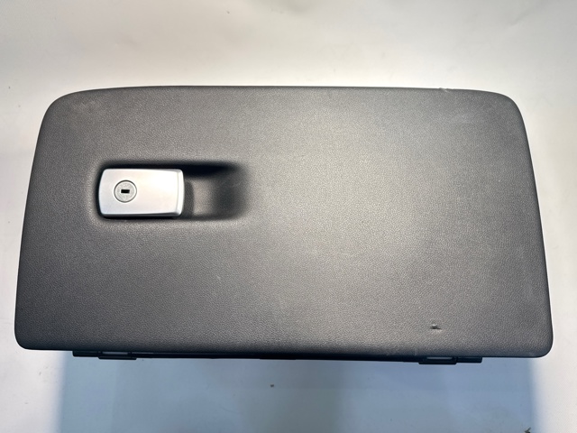 Кришка ящика рукавички (бардачка) 51169472465 BMW