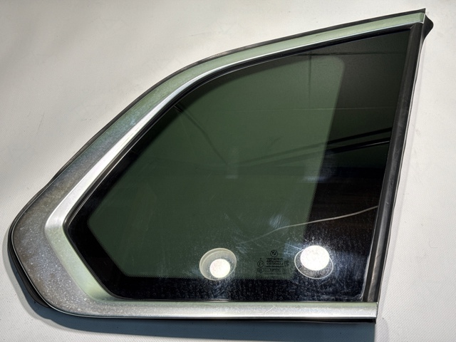 Скло багажного відсіку, праве 51377444078 BMW