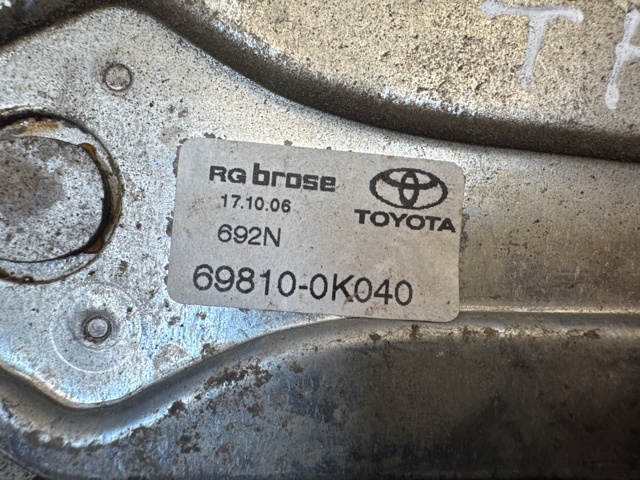 Механізм склопідіймача дверей передніх, правих 698100K041 TOYOTA