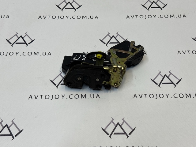 Замок задніх дверей, правих 81420H1020 HYUNDAI