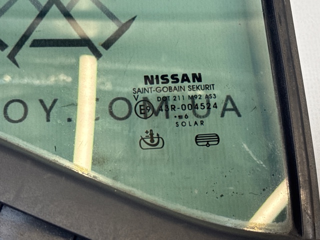 Задня кватирка права 82262EB320 NISSAN