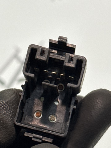Кнопка підйомника переднього правого скла 848100K010 TOYOTA