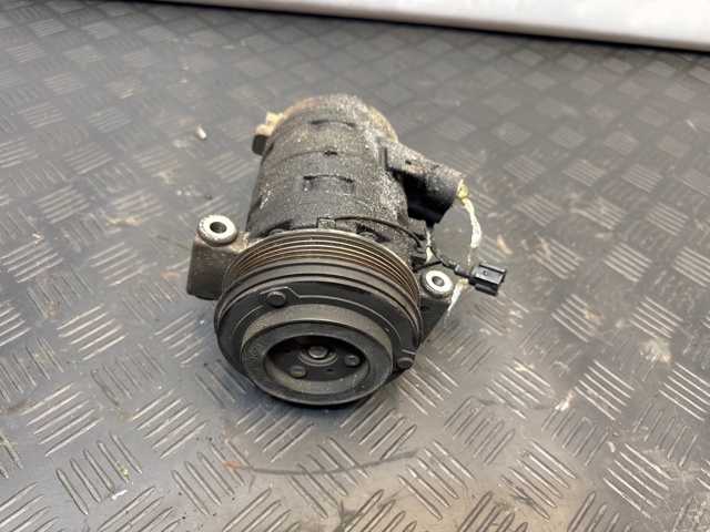 Компресор холодоагенту 926004JA1A NISSAN