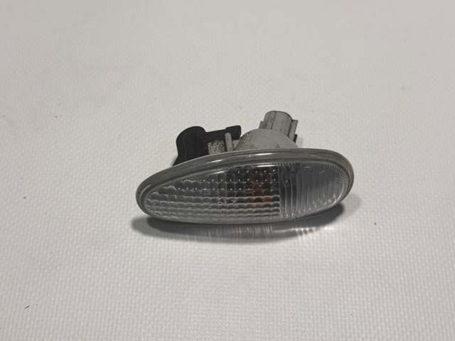 Повторювач повороту в крило MR522027 MITSUBISHI