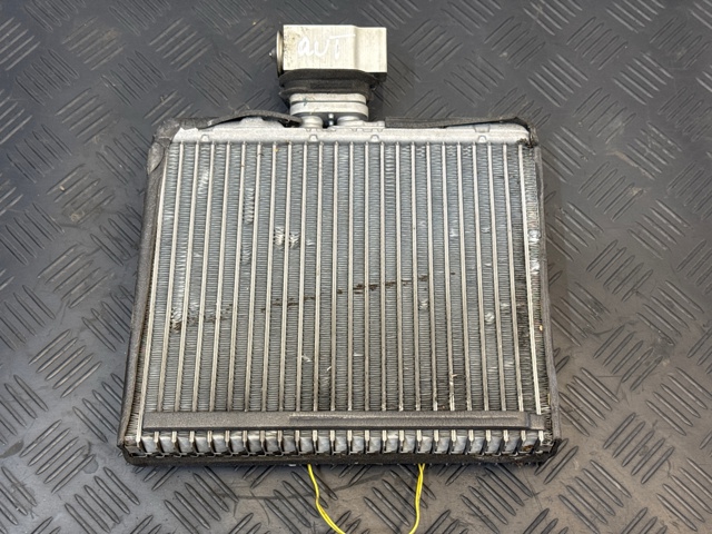 Охолоджувач повітря MR958417 MITSUBISHI
