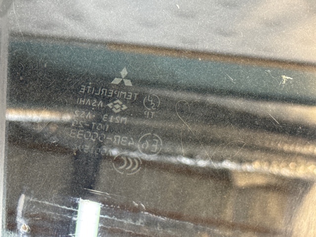 Скло передніх дверей, правих MR978106 MITSUBISHI
