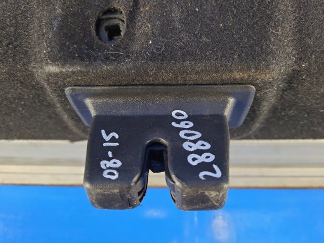 Замок і ручка дверей задка 13501988 GM