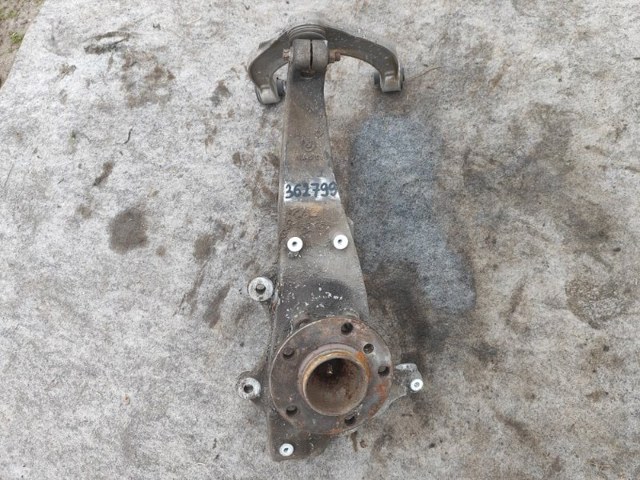 Цапфа поворотна права 31216775770 BMW