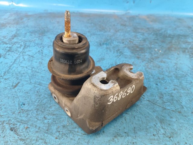 Кронштейн подушки (опори) двигуна, правої 41032AJ050 SUBARU