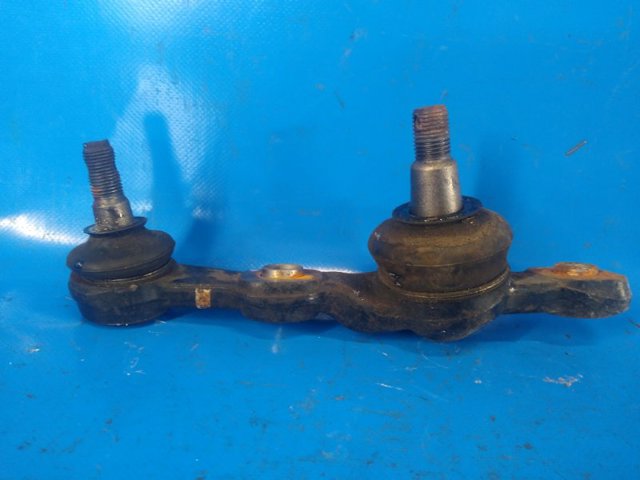 Кульова опора, нижня, права 4333039625 TOYOTA