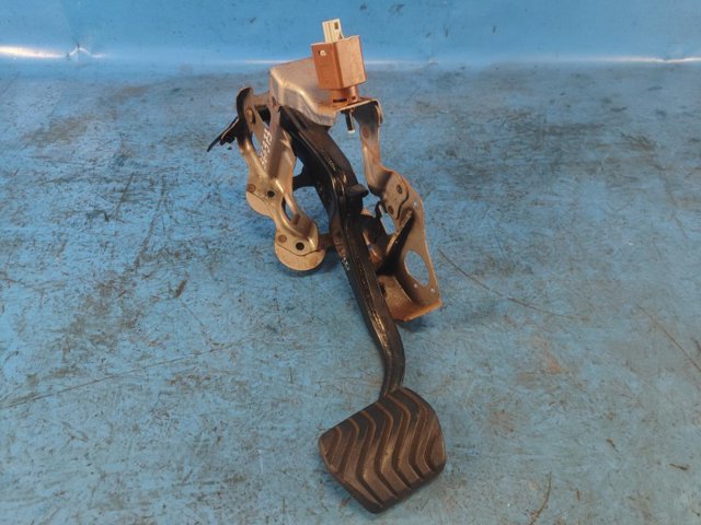 Педаль гальма 465016FP0B NISSAN