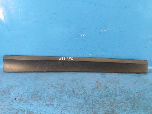 Молдинг передньої правої двері, нижній 51137205780 BMW