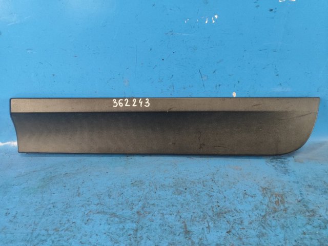 Накладка задніх лівих дверей, нижня 51137205781 BMW