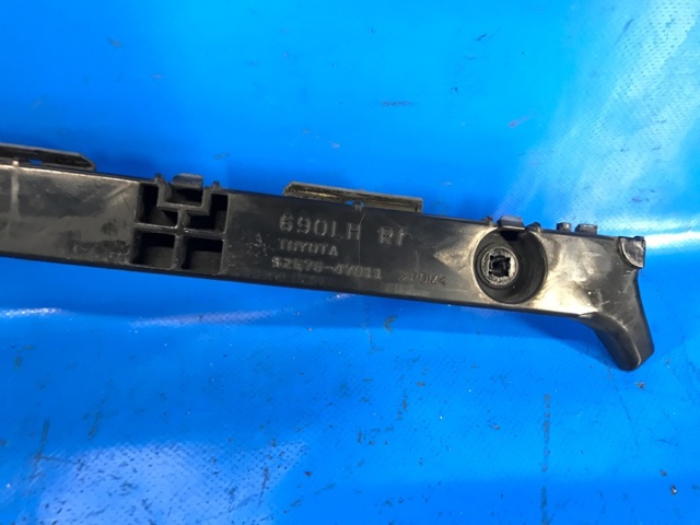 Кріплення бамера ліве 5257647011 TOYOTA
