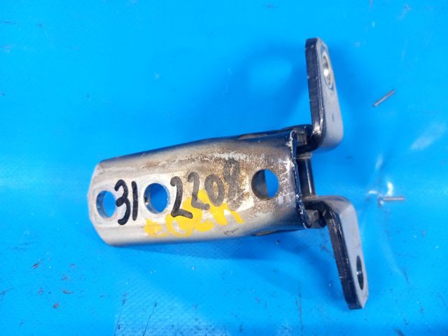 Завіса дверей передных лівих 5702A064 MITSUBISHI