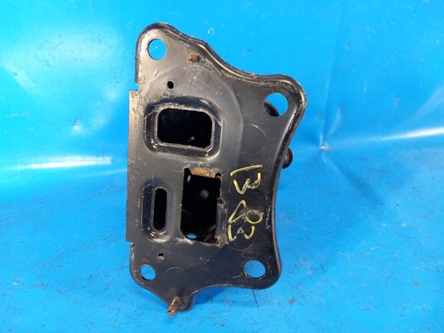 Кронштейн підсилювача переднього бампера 5710853010 TOYOTA