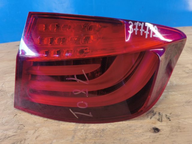 Задній правий зовнішній ліхтар 63217203232 BMW