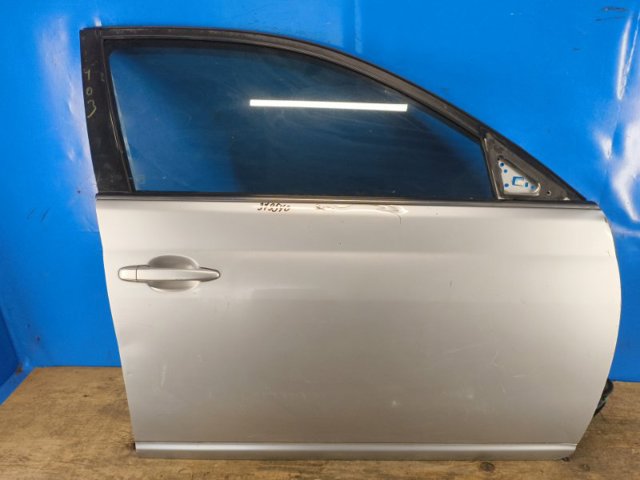 Пасажирські передні двері 67001AC060 TOYOTA