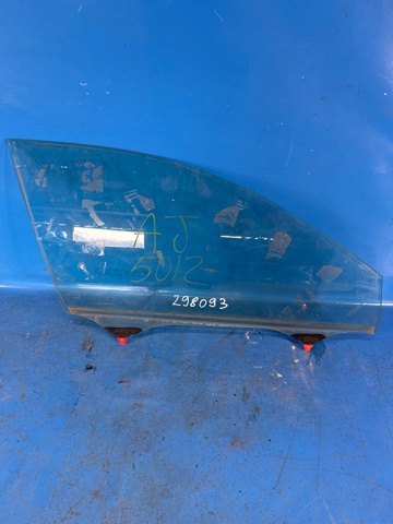Скло передніх дверей, правих 6810106080 TOYOTA