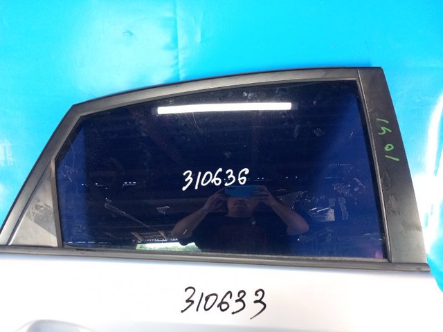 Скло задніх дверей, правих 6810347051 TOYOTA