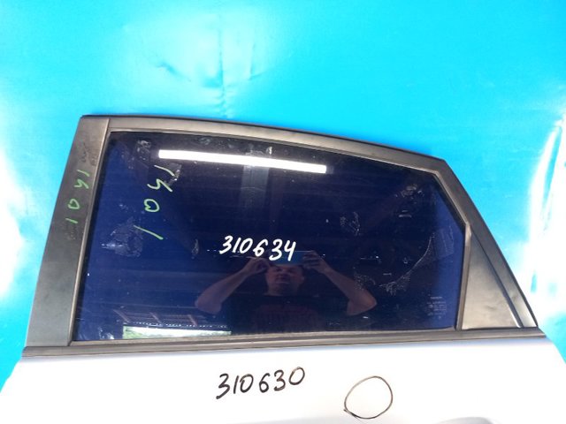 Скло задньої двері лівої 6810447051 TOYOTA