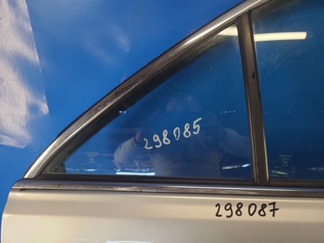 Куточок задніх правих дверей 6812306050 TOYOTA