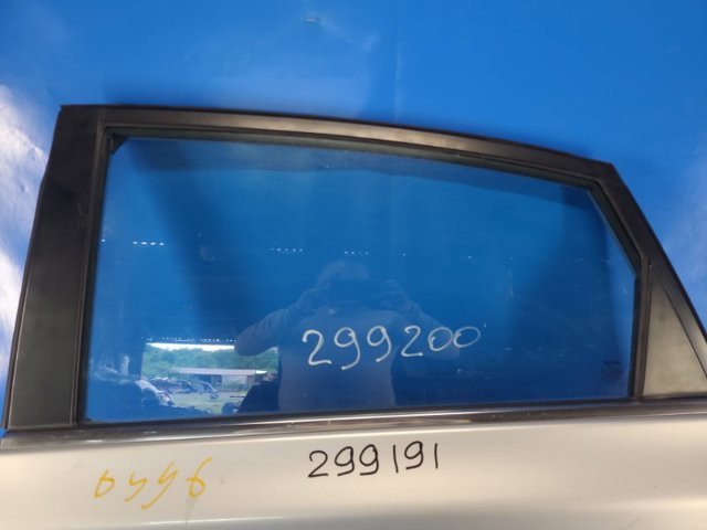 Скло задніх дверей, лівих 823013SG0A NISSAN