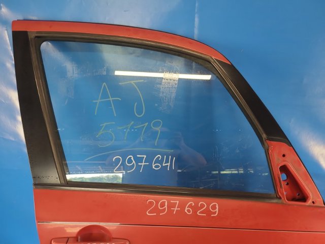 Скло передніх дверей, правою 8453180J00 SUZUKI