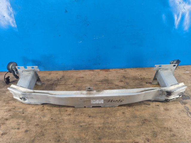 Буфер бампера переднього 8V0807109 VAG