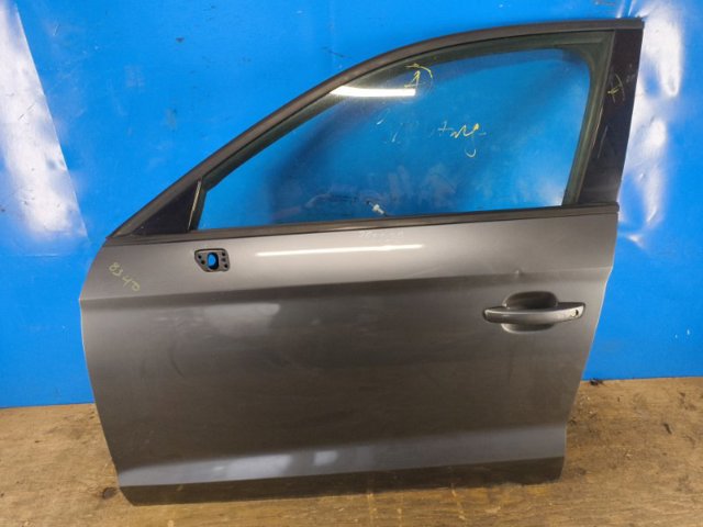 Водійські двері 8V5831051A VAG