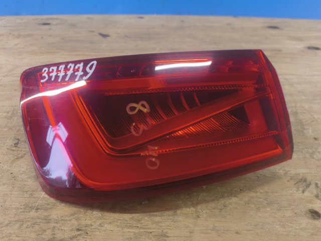Задній лівий зовнішній ліхтар 8V5945095C VAG