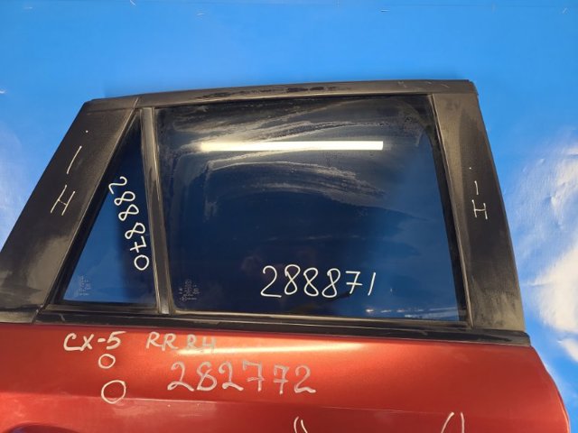 Скло задніх дверей, правих KD4772510 MAZDA