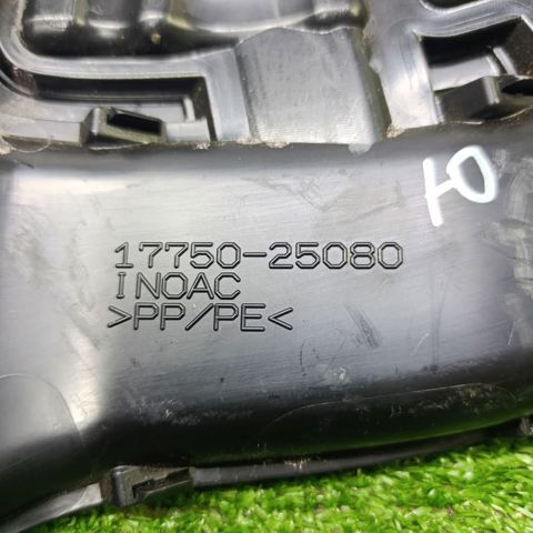 Патрубок повітряний, вхід повітряного фільтра 1775025080 TOYOTA