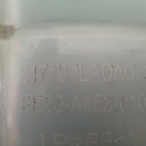 Водяний бачок системи охолодження 217101LA0A NISSAN