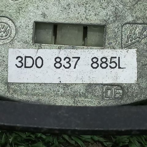 Тримач зовнішньої ручки дверей, задніх лівих 3D0837885L VAG