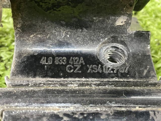Петля задніх правих дверей 4L0833412 VAG