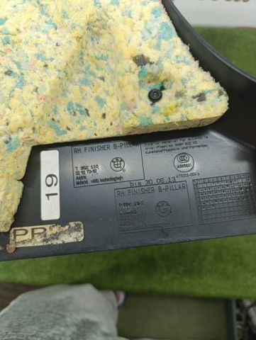 Обшивка стійки кузова внутрішня, середня нижня права 51437358952 BMW