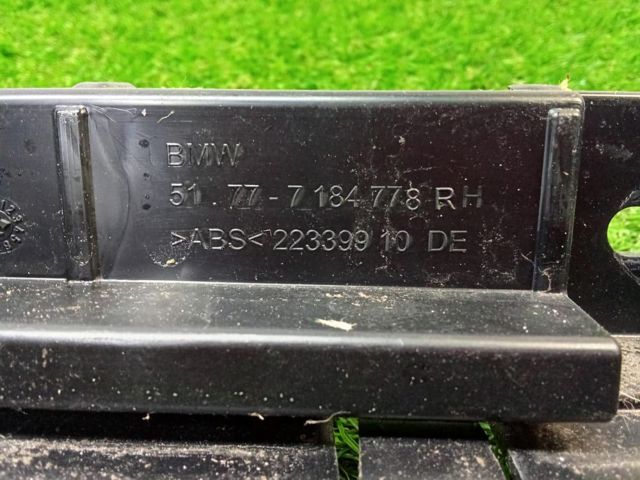 Кронштейн зовнішньої накладки порога правого 51777184778 BMW