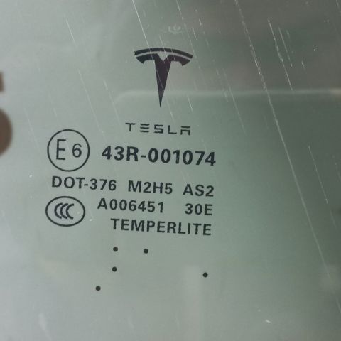 Скло передньої правої двері 600664700E TESLA