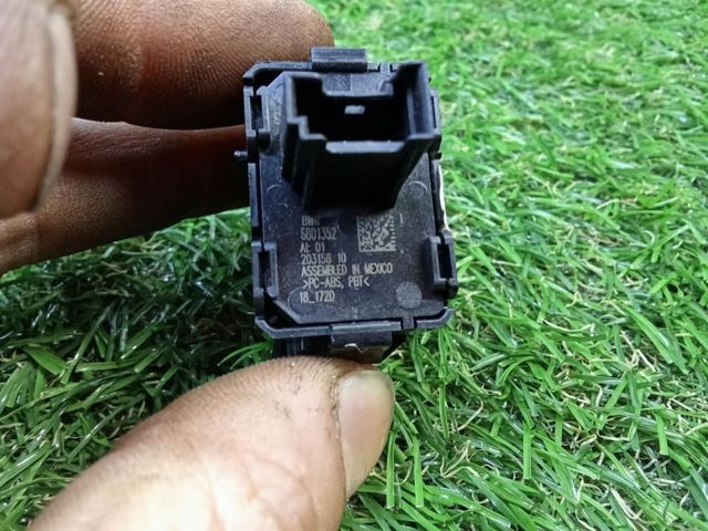 Кнопка блокування замка дверей 61316801352 BMW
