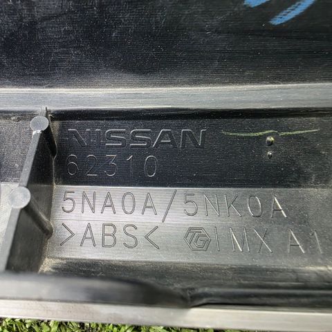 Решітка радіатора 623105NA0A NISSAN