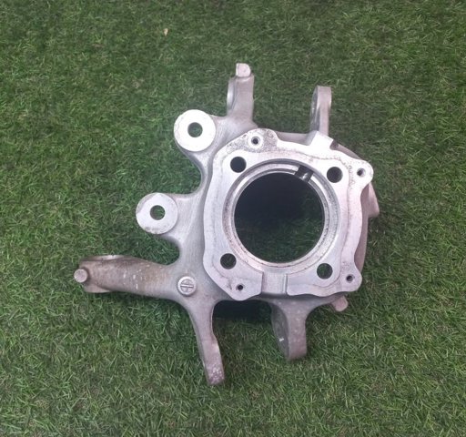 Цапфа поворотна права 6793770 BMW