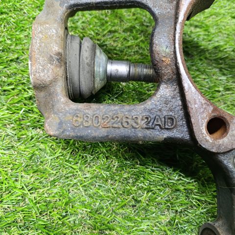 Цапфа поворотна права 68022628AD CHRYSLER