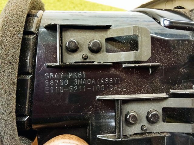 Решітка вентиляції салону на "торпедо", права 687603NA0A NISSAN