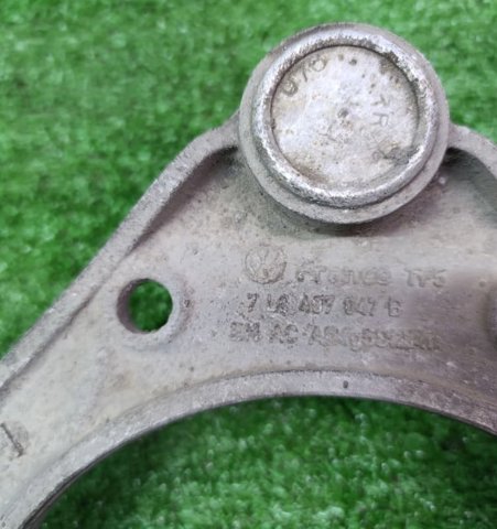 Важіль передньої підвіски верхній, лівий/правий 7L0407047B VAG